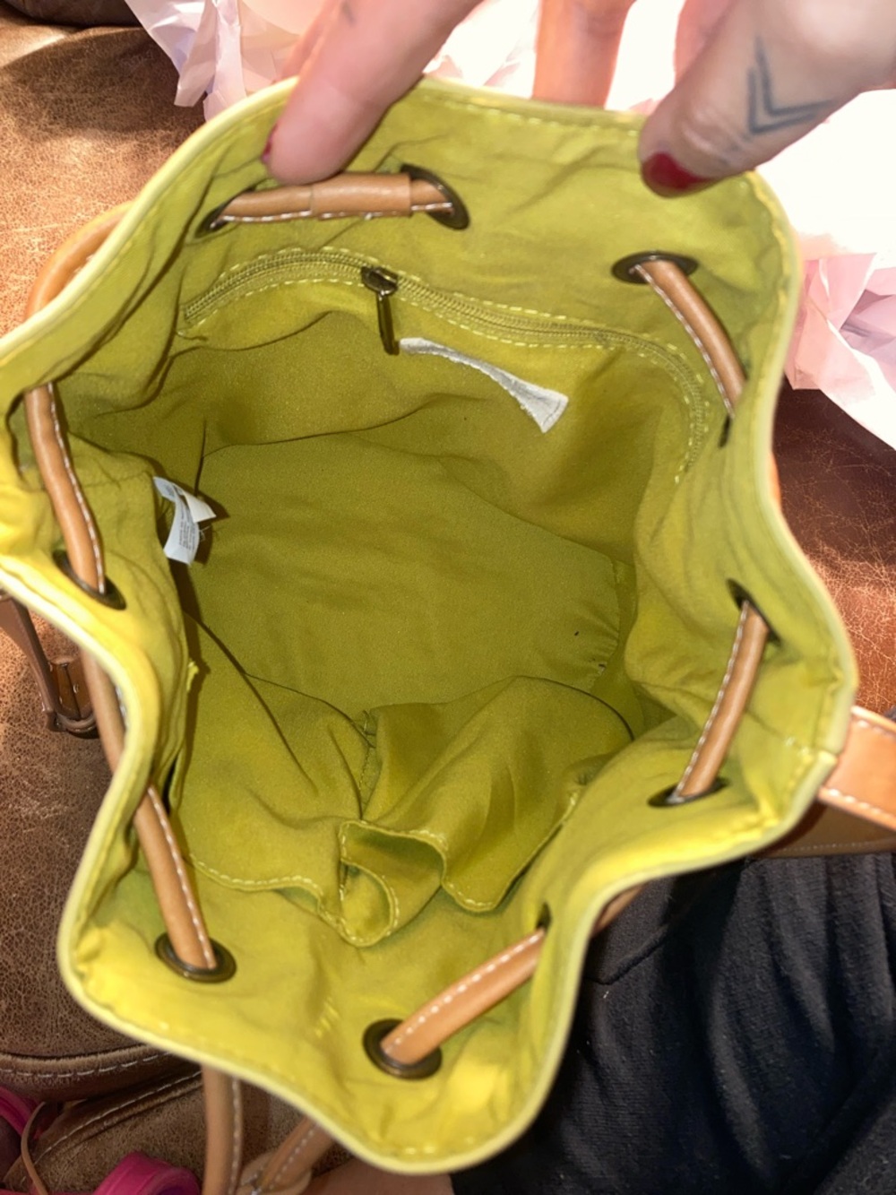 Universal thread Women’s Green Drawstring Bucket Bag with Tan Straps - Picture 7 of 8